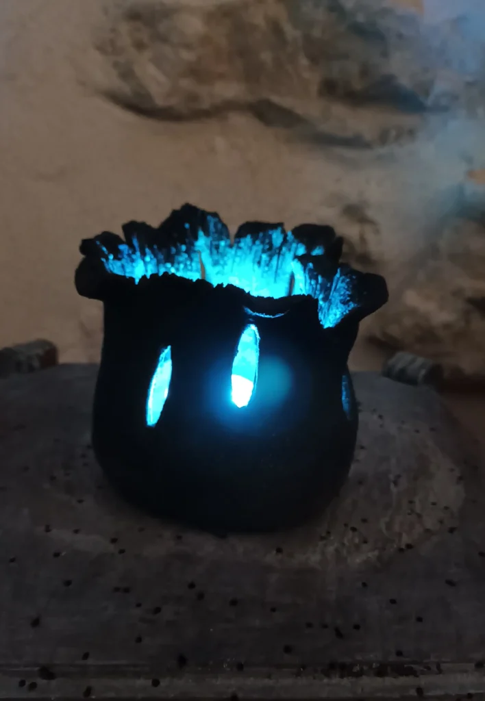 Lampe d'ambiance en céramique, en grès noir, petit modèle, lumière bleue, avec télécommande, à pile bouton, Isabelle Morales