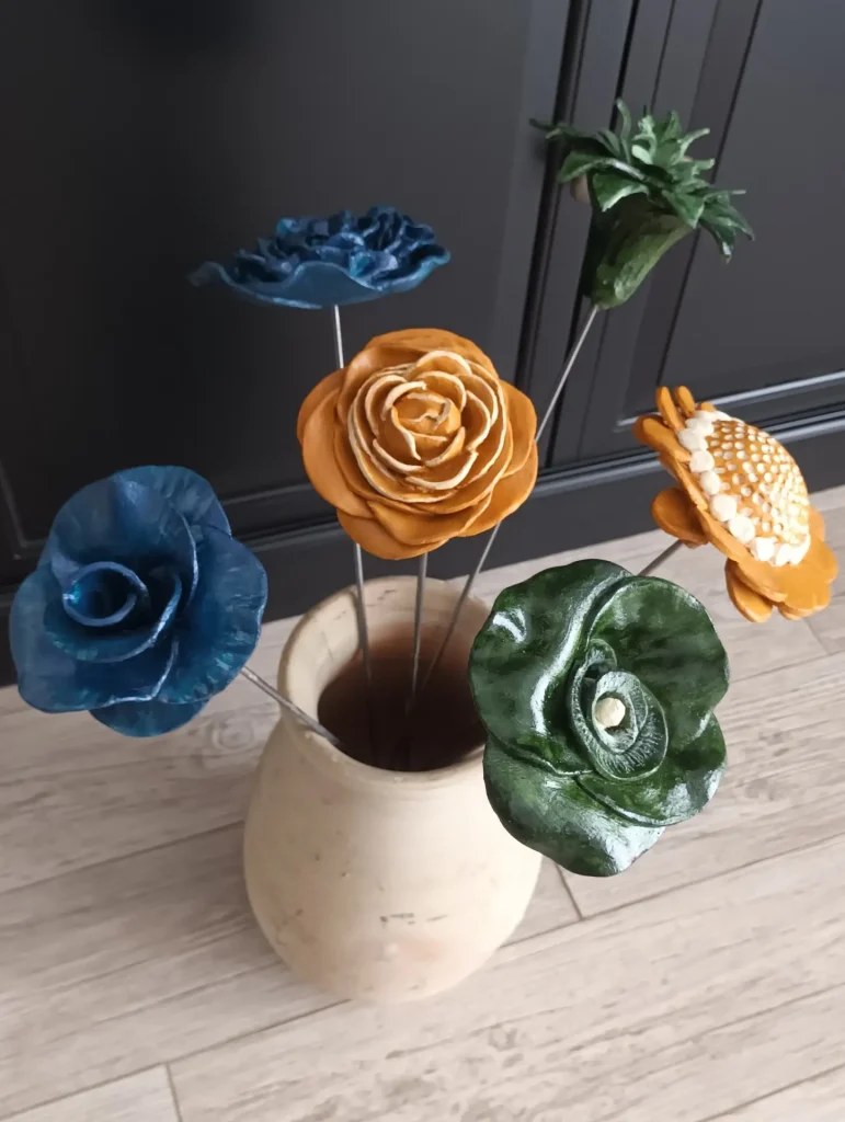 Fleurs moyenne colorées, en grès, décoration artisanale, Isabelle Morales