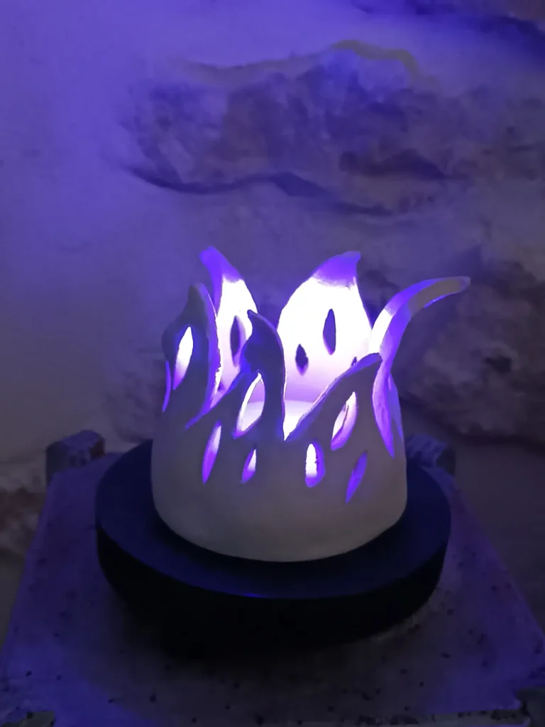 Lampe d'ambiance en céramique, en grès blanc, petit modèle, lumière violette avec télécommande, rechargeable, Isabelle Morales