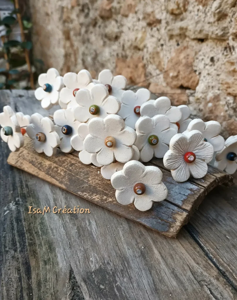 Petites fleurs brutes, grès blanc, avec perles colorées en verre, Isabelle Morales