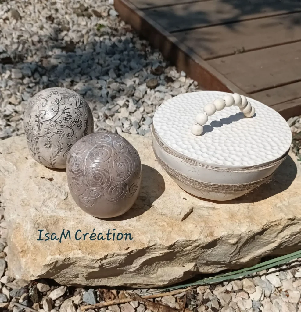 Boite en grès blanc avec une anse en perle bois- boules gravées et patinées, Isabelle Morales
