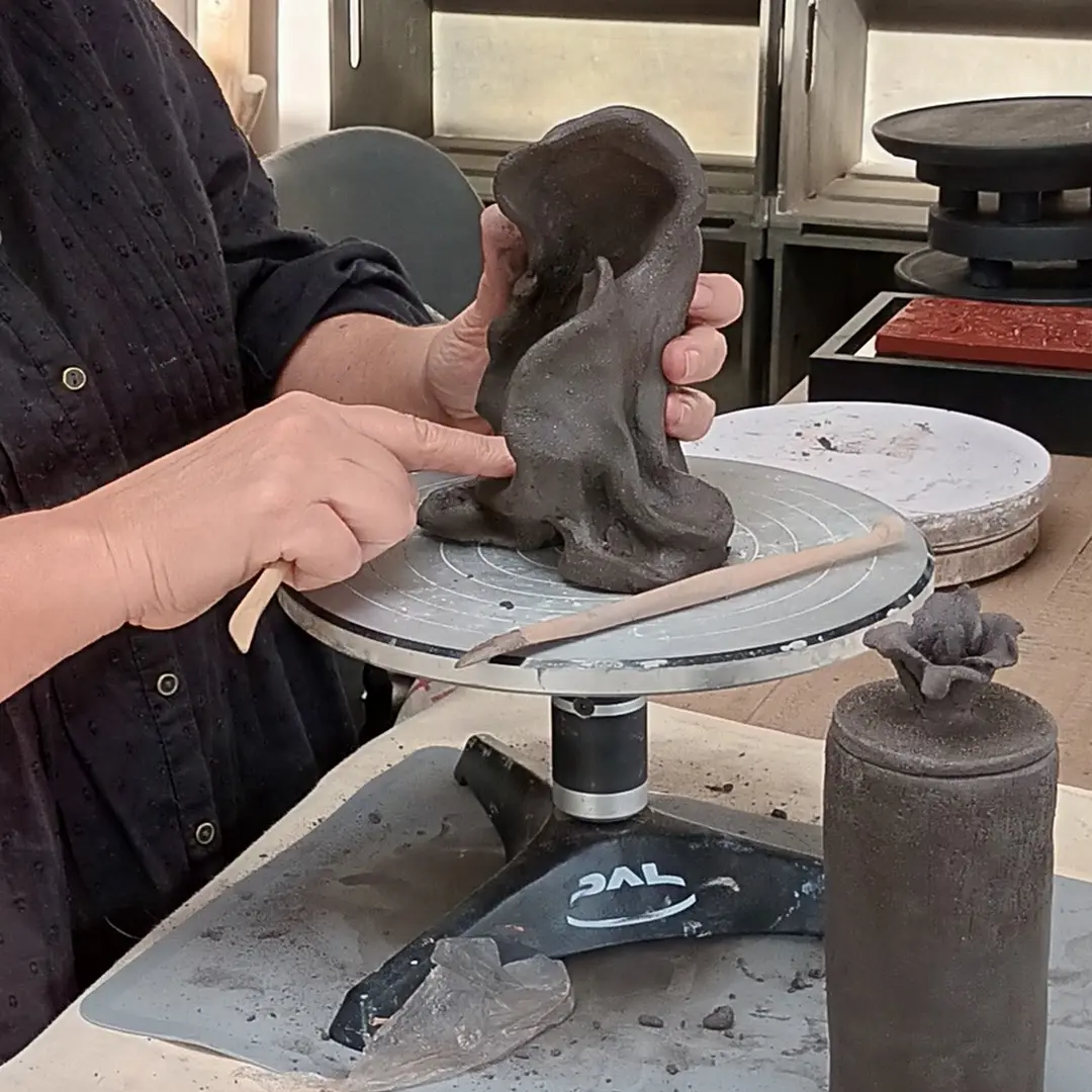 Isabelle Morales, à l'atelier, sculpture en grès noir, Isam Création