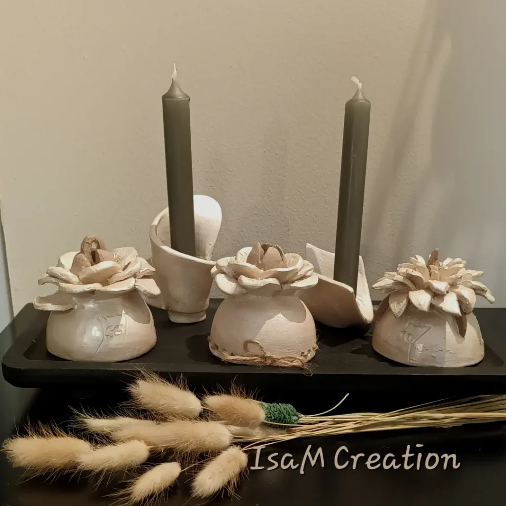Poterie en grès blanc, bougeoirs et fleurs à poser, création artisanales, Isabelle Morales