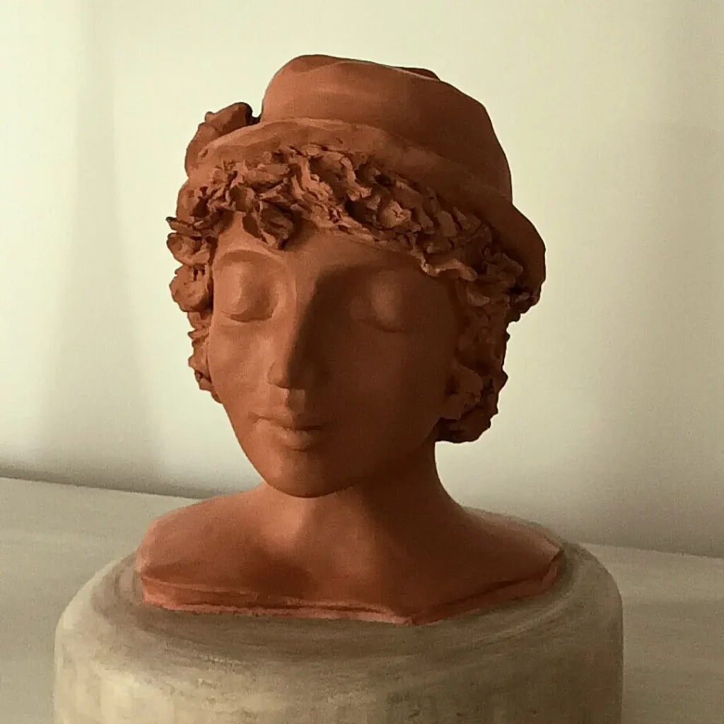 Buste de femme, "la rêveuse au chapeau" en faïence rouge, sur socle en bois, IsaM création