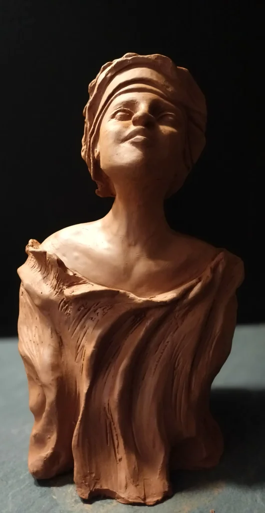 Buste en faïence rouge, femme avec tissu drapé, IsaM création