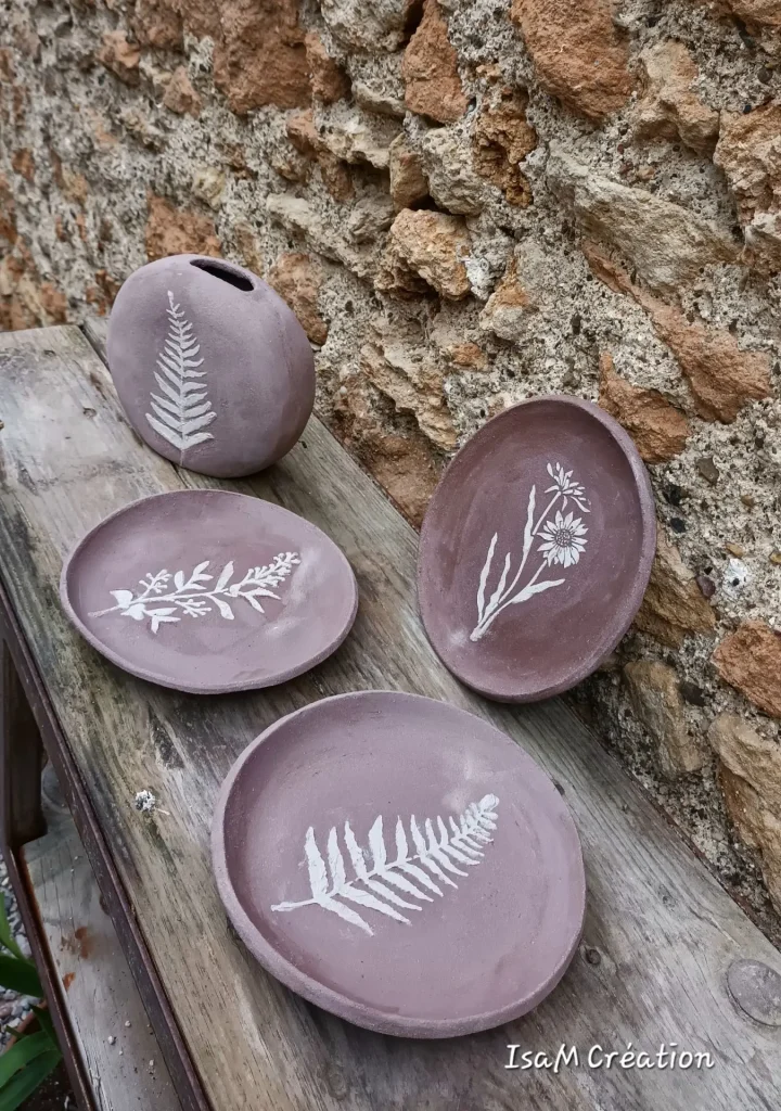 Pot et vide-poche en grès roux, relief fleurs et feuilles en grès blanc, Isabelle Morales