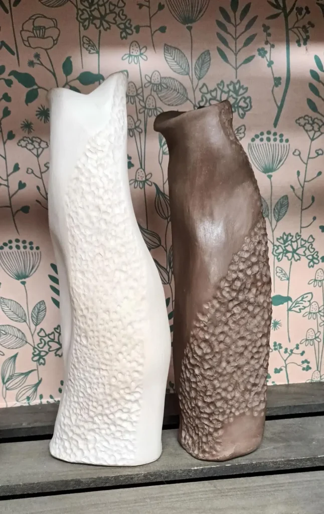 Vases cirés en grès blancs et faïence noire, Isabelle Morales