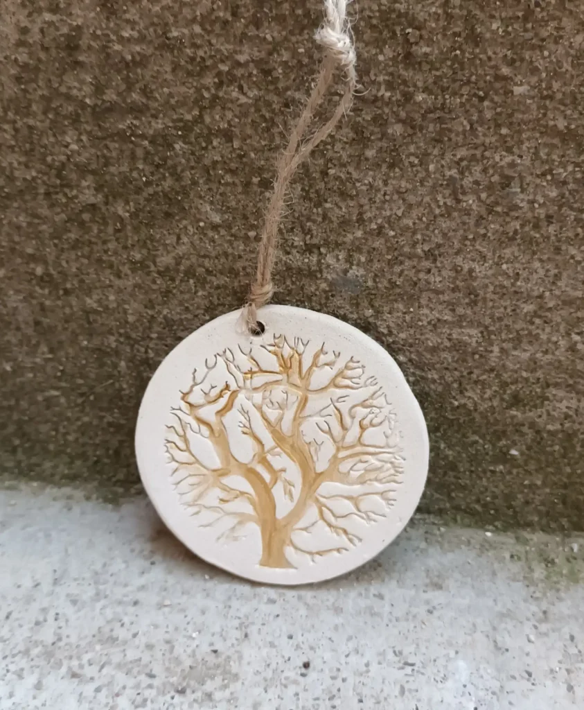 Diffuseur d'huiles essentielle et de parfums, motif arbre, arbre doré, en grès blanc, céramique, diamètre 8 cm, Isabelle Morales