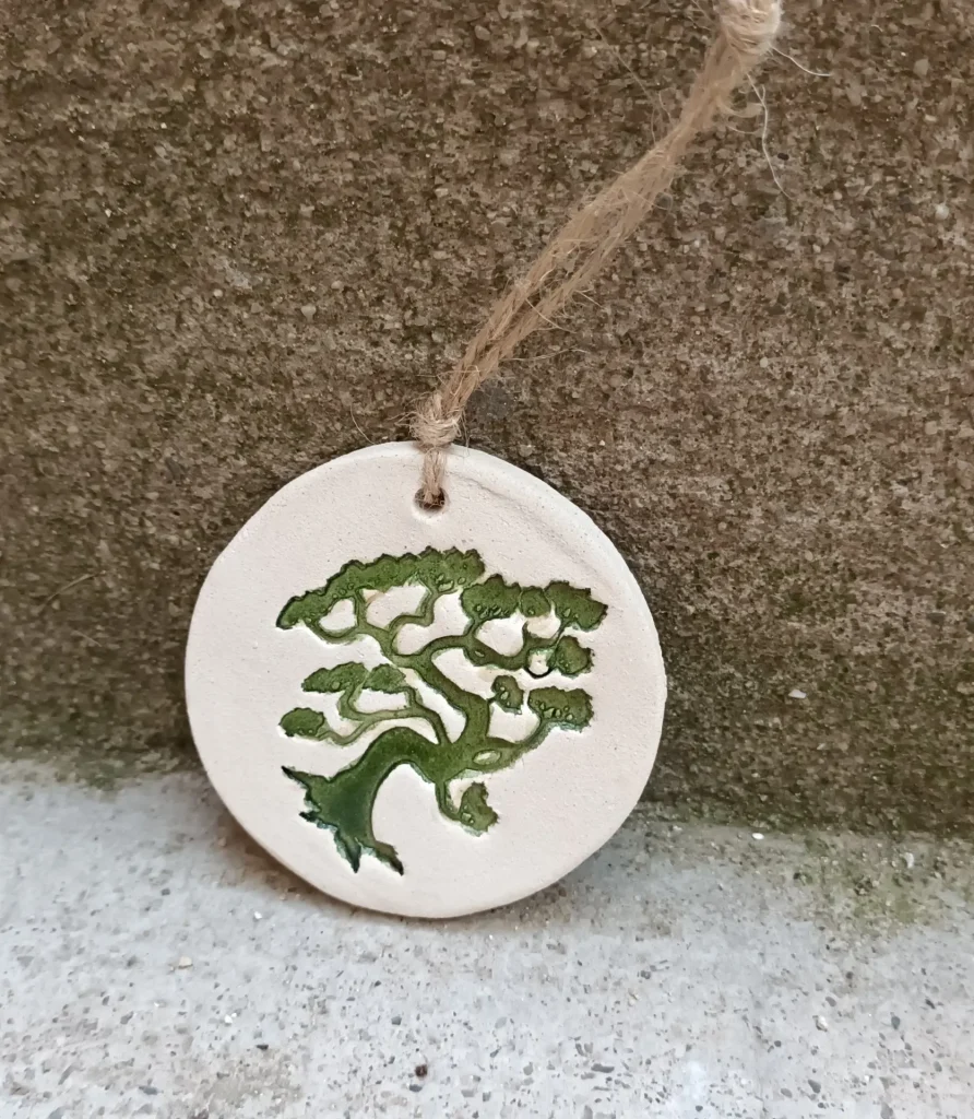 Diffuseur d'huiles essentielle et de parfums, motif arbre, arbre vert, en grès blanc, céramique, diamètre 8 cm, Isabelle Morales