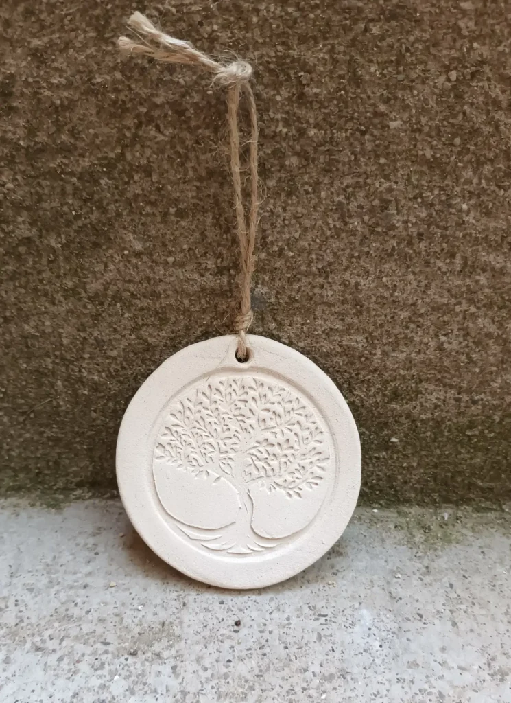 Diffuseur d'huiles essentielle et de parfums, motif arbre, arbre de vie brut, en grès blanc, céramique, diamètre 8 cm, Isabelle Morales