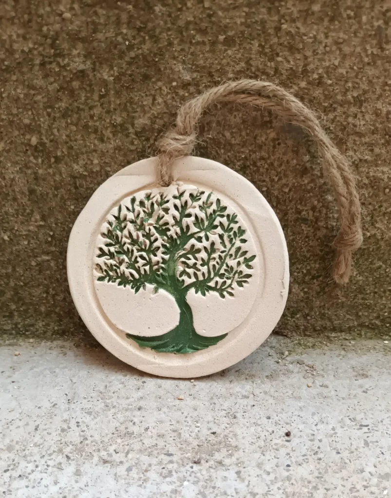 Diffuseur d'huiles essentielle et de parfums, motif arbre, arbre de vie vert, en grès blanc, céramique, diamètre 8 cm, Isabelle Morales