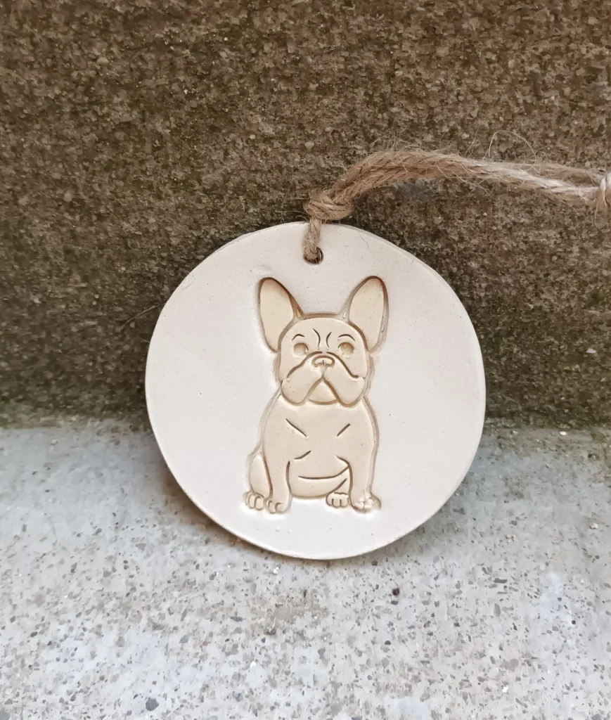 Diffuseur d'huiles essentielle et de parfums, motif chien, Bouledogue français, boubou beige, en grès blanc, céramique, diamètre 8 cm, Isabelle Morales