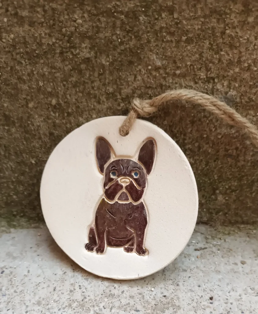 Diffuseur d'huiles essentielle et de parfums, motif chien, Bouledogue français, boubou marron en grès blanc, céramique, diamètre 8 cm, Isabelle Morales