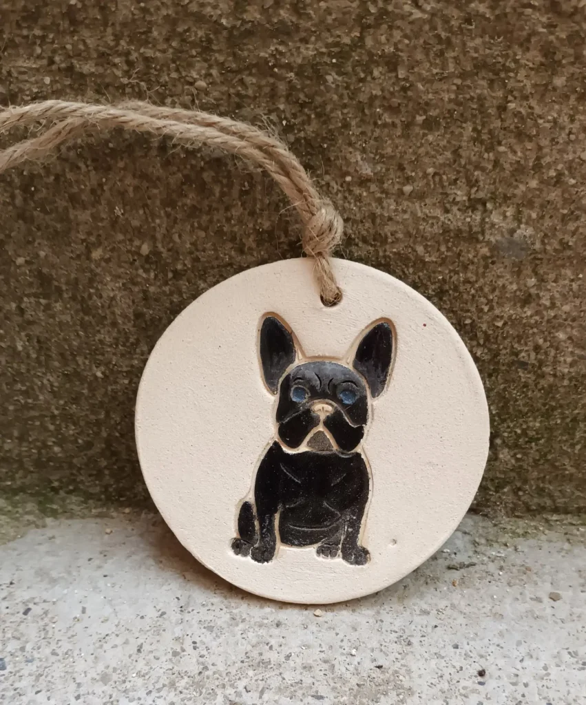 Diffuseur d'huiles essentielle et de parfums, motif chien, Bouledogue français, boubou noir, en grès blanc, céramique, diamètre 8 cm, Isabelle Morales