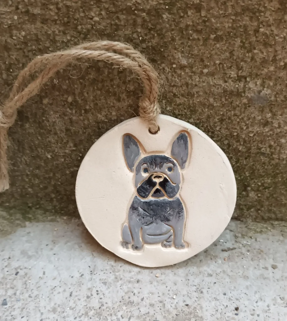 Diffuseur d'huiles essentielle et de parfums, motif chien, Bouledogue français, boubou gris et noir, en grès blanc, céramique, diamètre 8 cm, Isabelle Morales