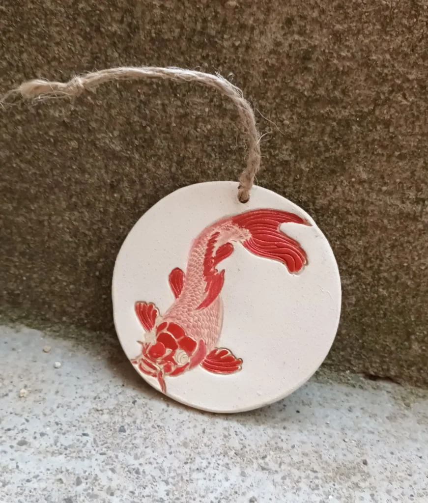 Diffuseur d'huiles essentielle et de parfums, motif poisson carpe rouge, en grès blanc, céramique, diamètre 10 cm, Isabelle Morales