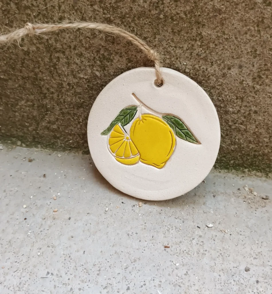 Diffuseur d'huiles essentielle et de parfums, motif fruit citron, en grès blanc, céramique, diamètre 8 cm, Isabelle Morales
