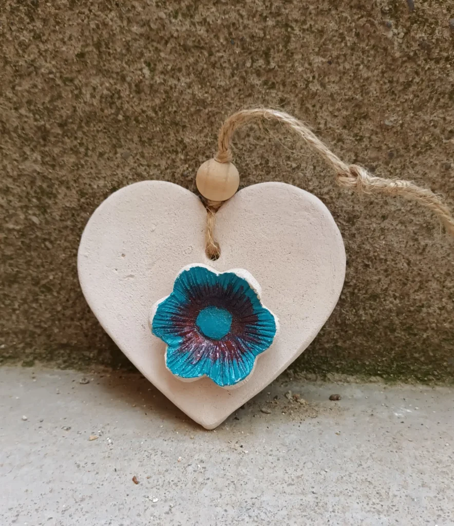 Diffuseur d'huiles essentielle et de parfums, coeur motif fleur bleue et violette en relief, en grès blanc, céramique, Isabelle Morales