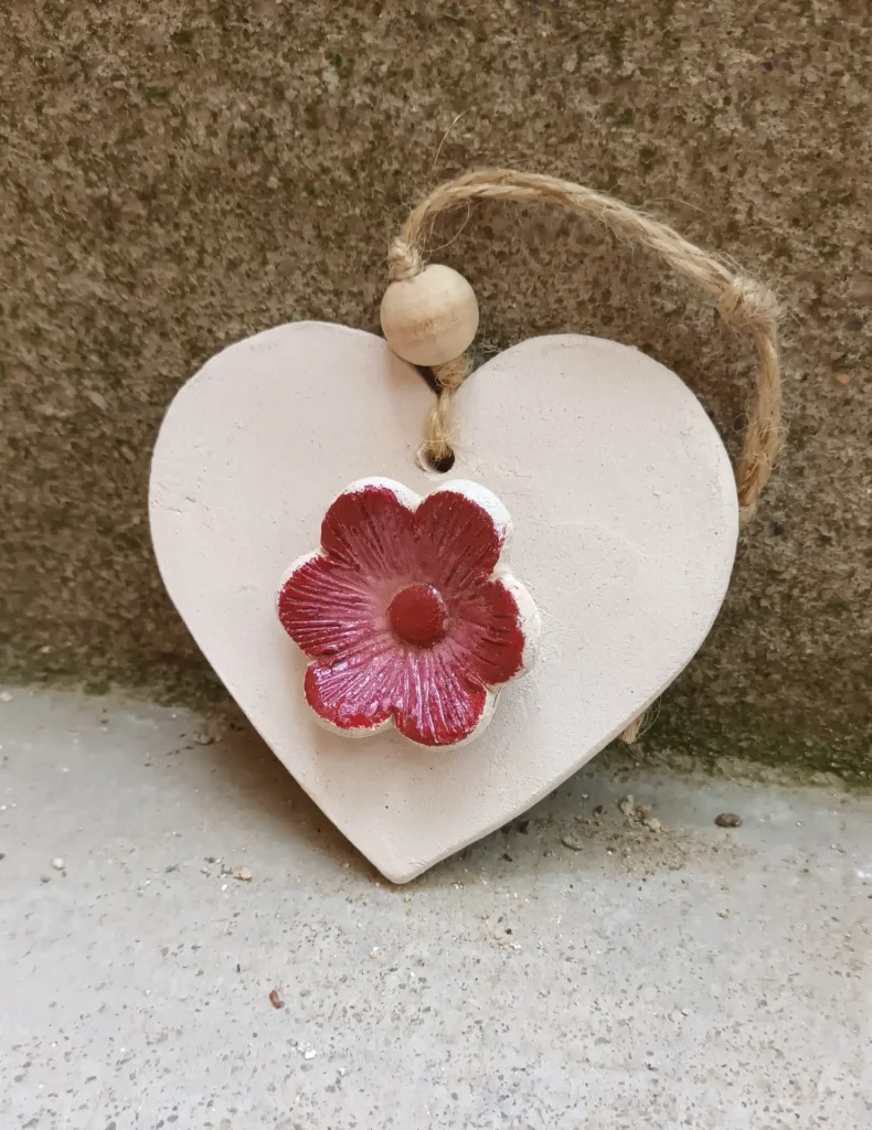 Diffuseur d'huiles essentielle et de parfums, coeur motif fleur rouge et rose en relief, en grès blanc, céramique, Isabelle Morales