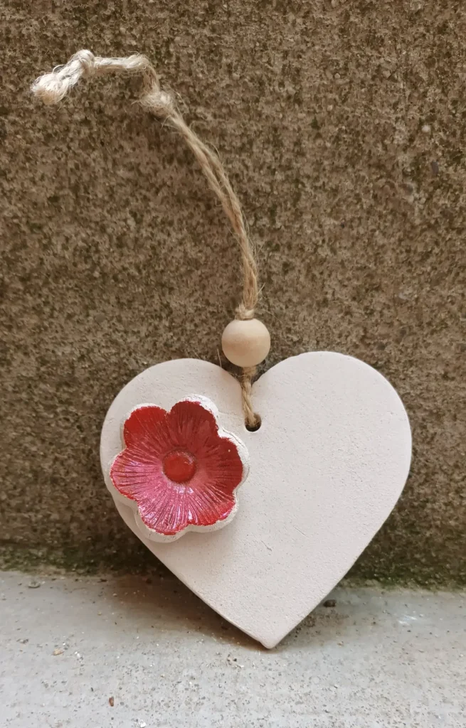Diffuseur d'huiles essentielle et de parfums, coeur motif fleur rouge en relief , en grès blanc, céramique, Isabelle Morales
