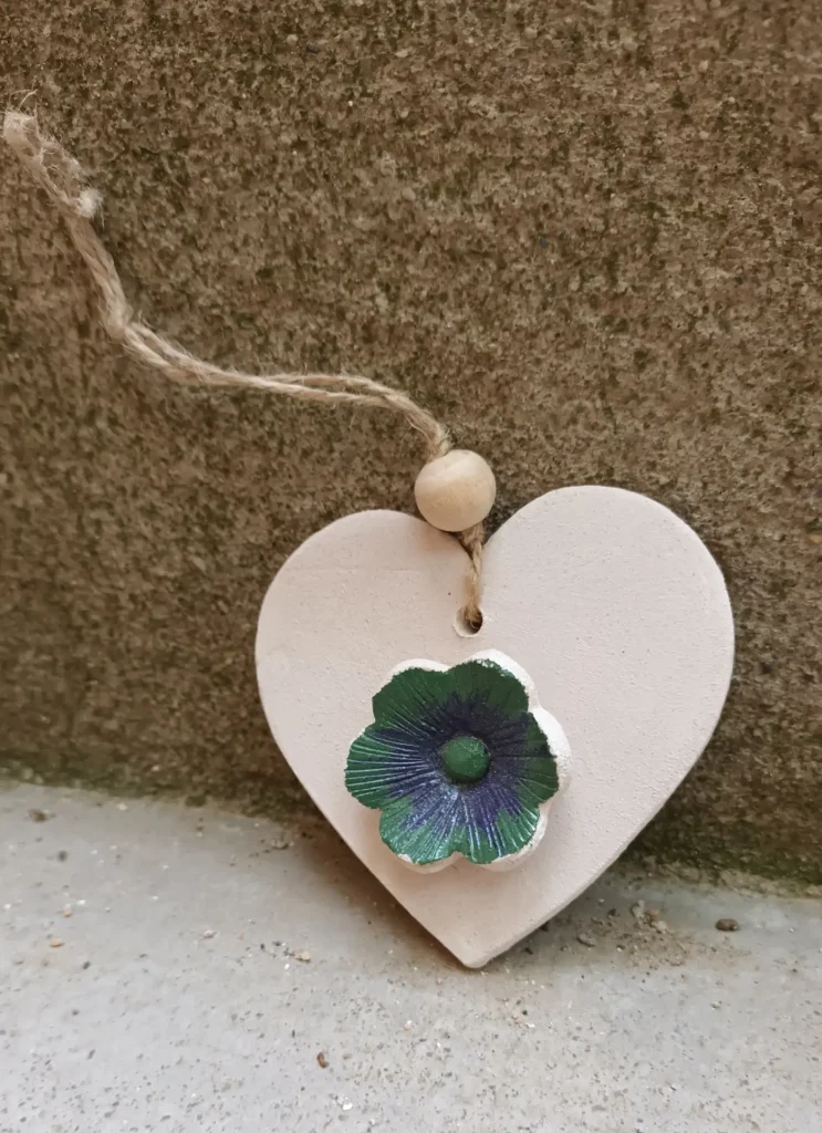 Diffuseur d'huiles essentielle et de parfums, coeur motif fleur verte et bleue en relief , en grès blanc, céramique, Isabelle Morales
