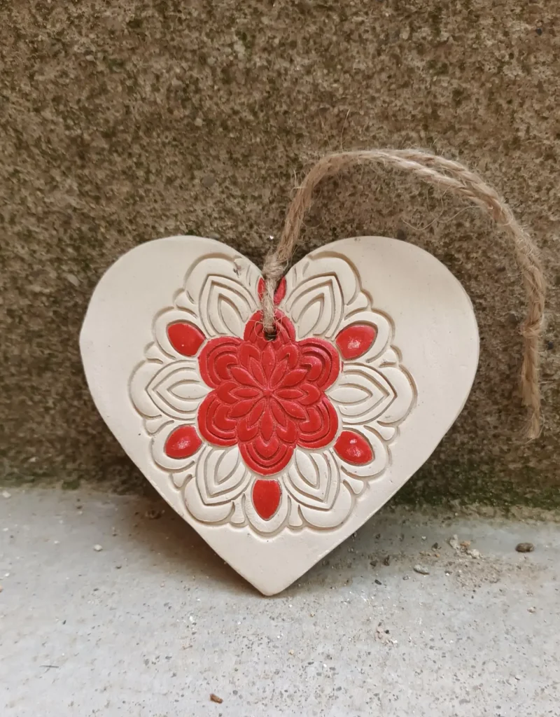 Diffuseur d'huiles essentielle et de parfums, coeur motif rosace, mandala rouge, en grès blanc, céramique, Isabelle Morales