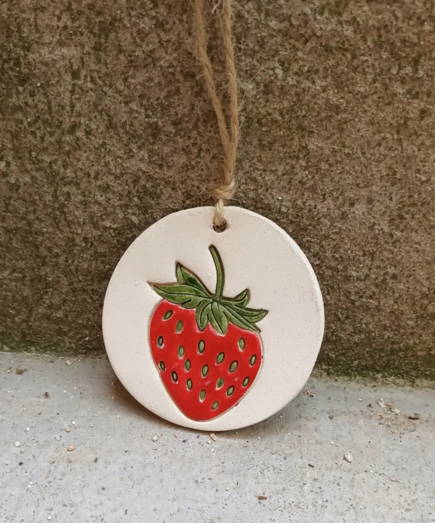 Diffuseur d'huiles essentielle et de parfums, motif fruit fraise rouge en grès blanc, céramique, diamètre 8 cm, Isabelle Morales