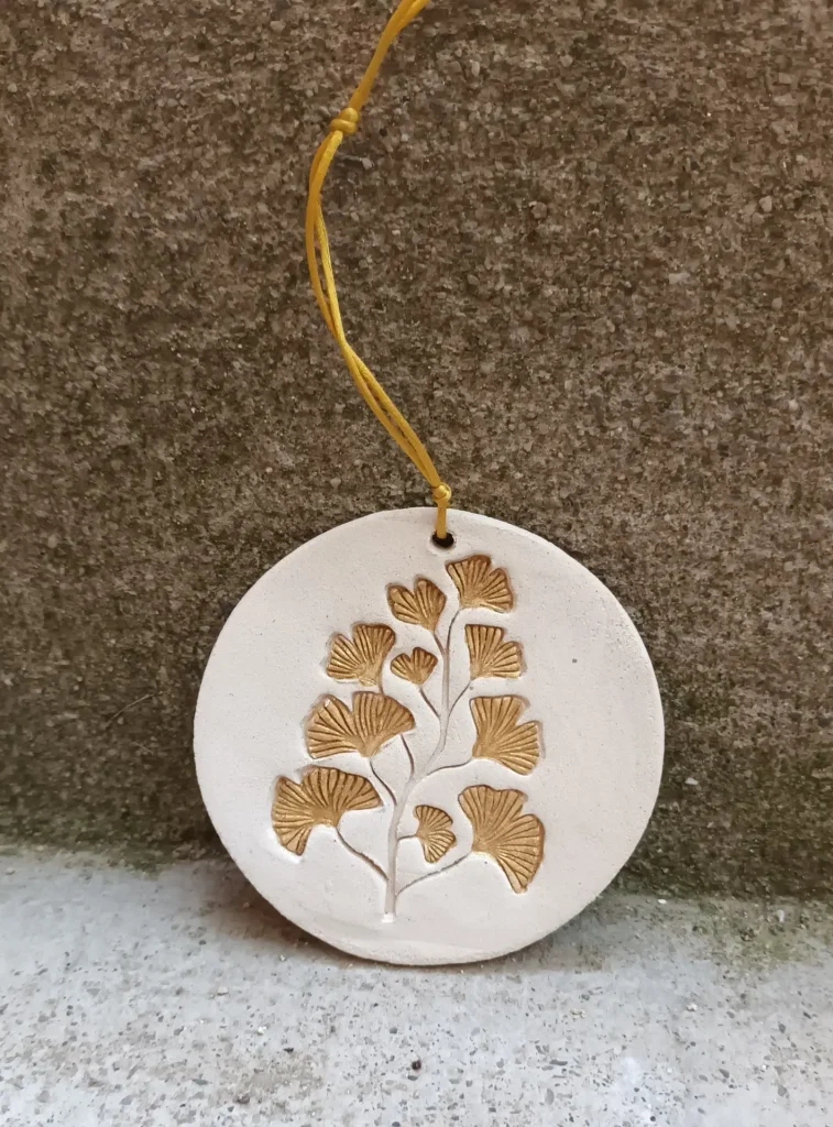 Diffuseur d'huiles essentielle et de parfums, motif feuille de ginkgo biloba doré, en grès blanc, céramique, diamètre 10 cm, Isabelle Morales