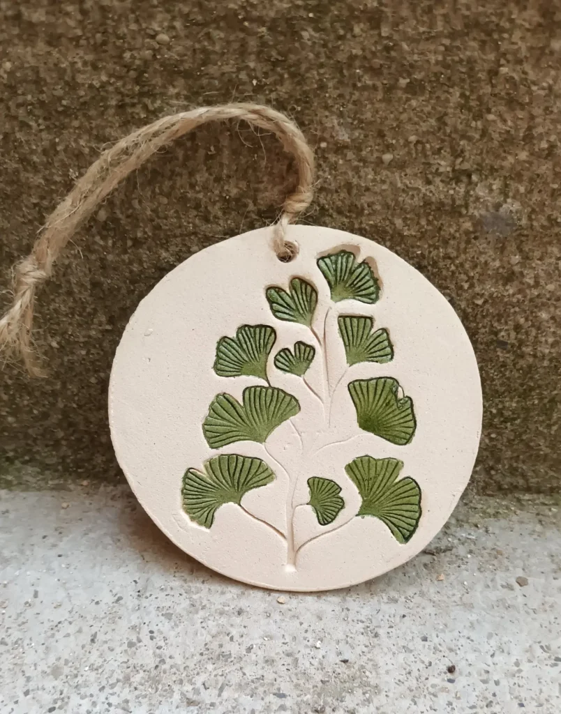 Diffuseur d'huiles essentielle et de parfums, motif Feuille de ginkgo biloba verte, en grès blanc, céramique, diamètre 10 cm, Isabelle Morales