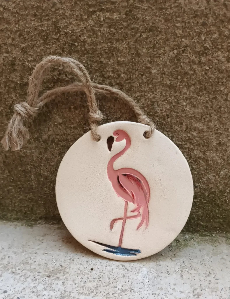 Diffuseur d'huiles essentielle et de parfums, motif flamant rose, en grès blanc, céramique, diamètre 10,5 cm, Isabelle Morales