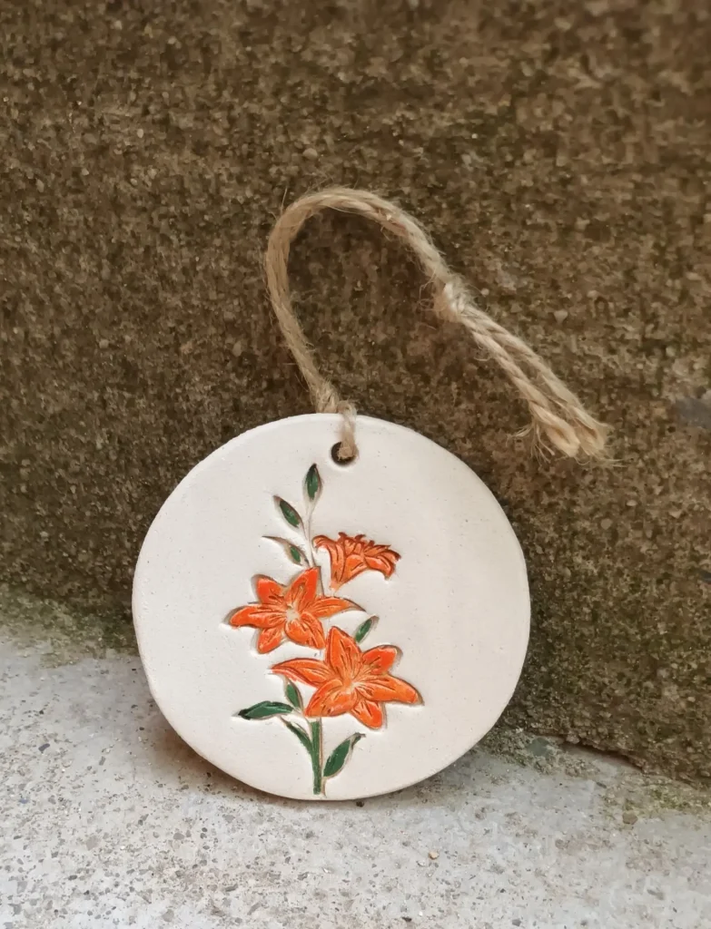 Diffuseur d'huiles essentielle et de parfums, motif fleurs, lys orange en grès blanc, céramique, diamètre 8 cm, Isabelle Morales
