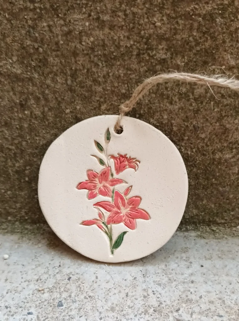 Diffuseur d'huiles essentielle et de parfums, motif fleurs lys rose, en grès blanc, céramique, diamètre 8 cm, Isabelle Morales