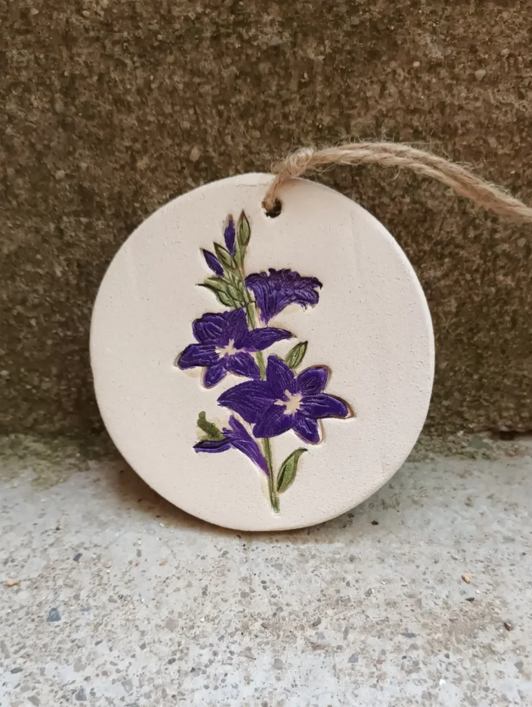 Diffuseur d'huiles essentielle et de parfums, motif fleurs lys violets, en grès blanc, céramique, diamètre 8 cm, Isabelle Morales