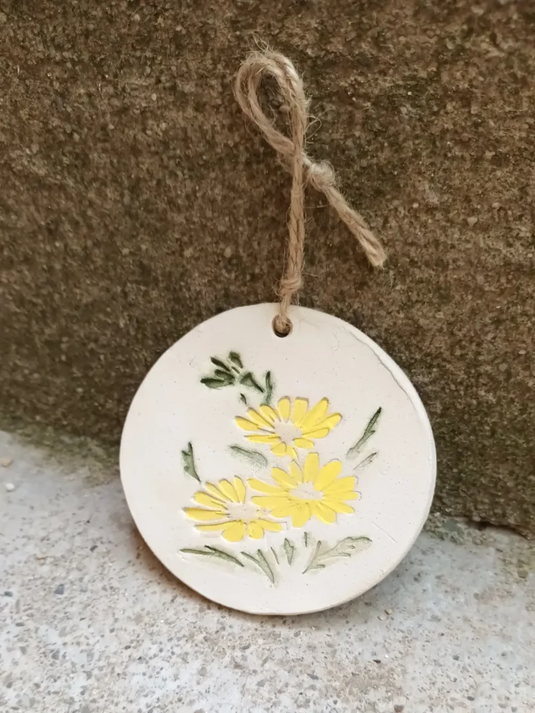 Diffuseur d'huiles essentielle et de parfums, motif fleurs jaune, marguerite, en grès blanc, céramique, diamètre 8 cm, Isabelle Morales