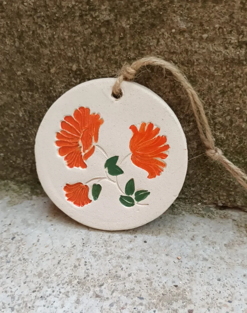 Diffuseur d'huiles essentielle et de parfums, motif fleurs oranges, en grès blanc, céramique, diamètre 8 cm, Isabelle Morales