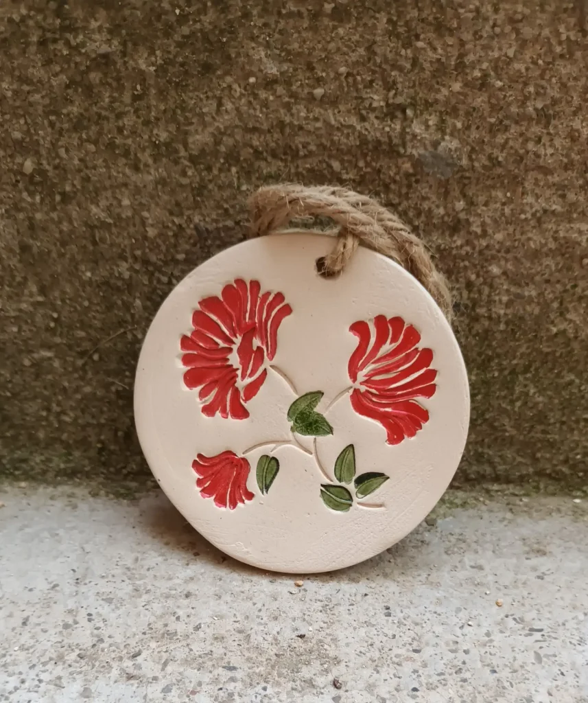 Diffuseur d'huiles essentielle et de parfums, motif fleurs rouge, en grès blanc, céramique, diamètre 8 cm, Isabelle Morales
