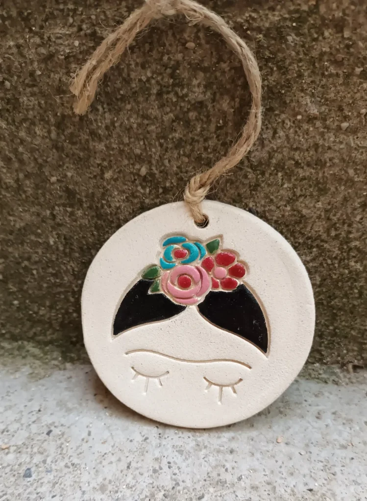 Diffuseur d'huiles essentielle et de parfums, motif visage stylisé avec fleurs colorées, en grès blanc, céramique, diamètre 8 cm, Isabelle Morales