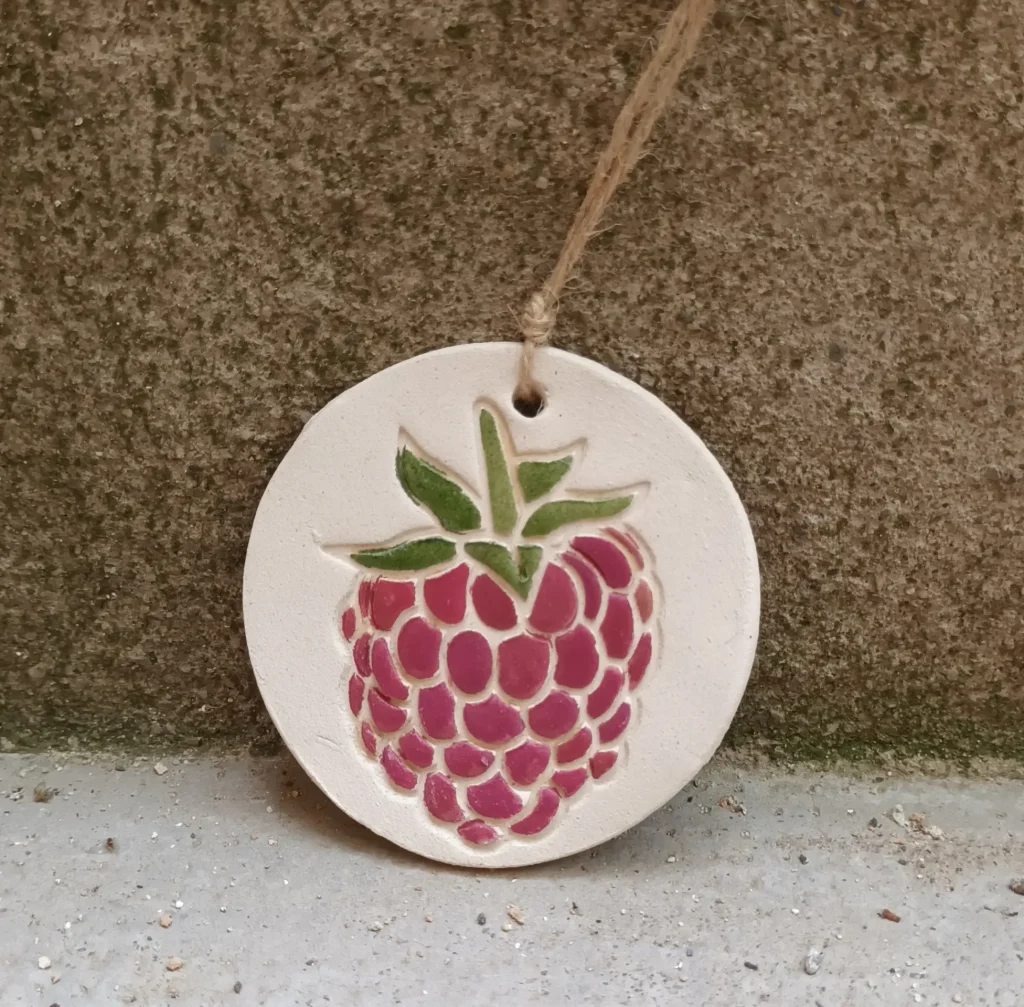 Diffuseur d'huiles essentielle et de parfums, motif fruit framboise, en grès blanc, céramique, diamètre 8 cm, Isabelle Morales