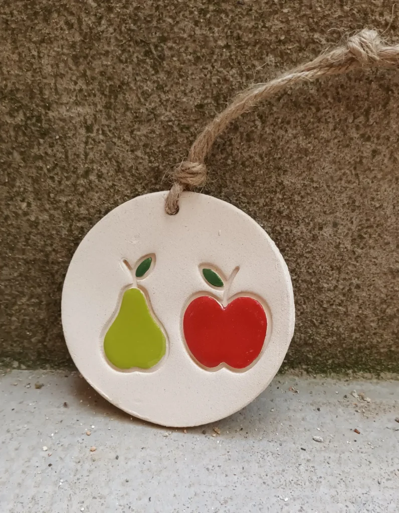 Diffuseur d'huiles essentielle et de parfums, motif fruit poire verte, pomme rouge, en grès blanc, céramique, diamètre 10 cm, Isabelle Morales