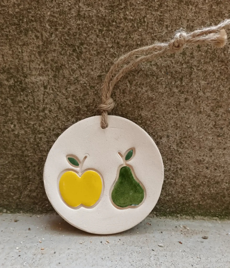 Diffuseur d'huiles essentielle et de parfums, motif fruit pomme jaune, poire verte, en grès blanc, céramique, diamètre 10 cm, Isabelle Morales