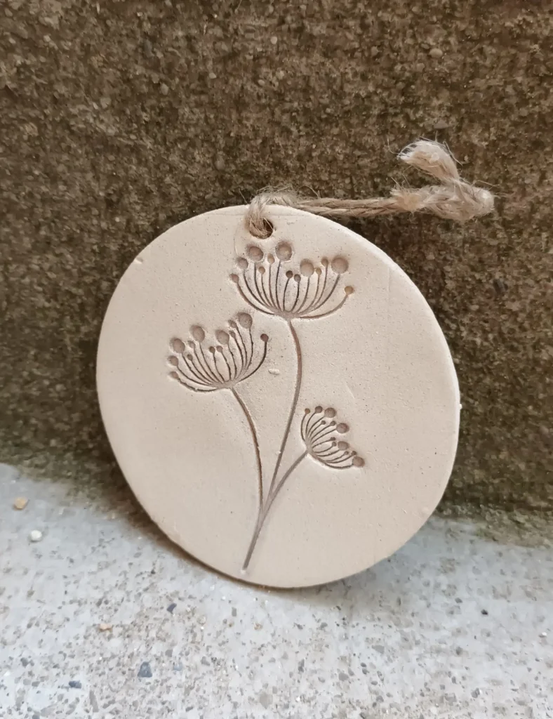 Diffuseur d'huiles essentielle et de parfums, motif herbier 3, en grès blanc, céramique, diamètre 8 cm, Isabelle Morales