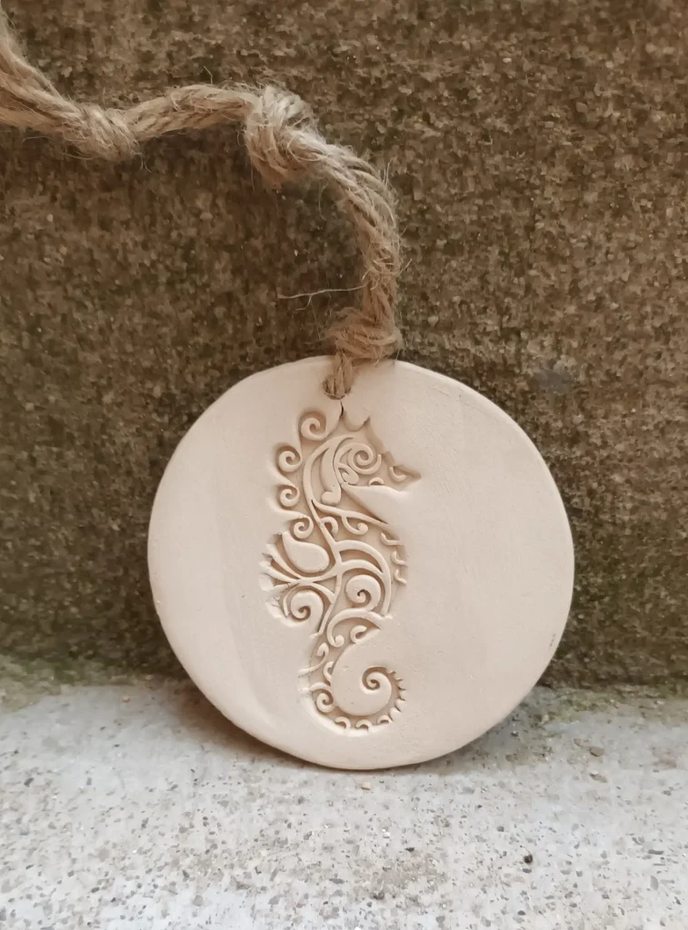 Diffuseur d'huiles essentielle et de parfums, motif hippocampe, en grès blanc, céramique, diamètre 10 cm, Isabelle Morales
