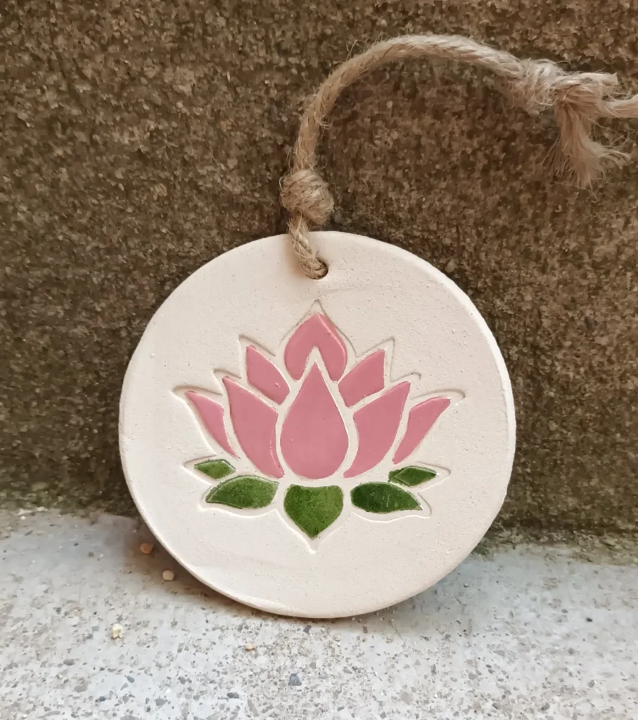 Diffuseur d'huiles essentielle et de parfums, motif fleur, lotus rose, en grès blanc, céramique, diamètre 10 cm, Isabelle Morales