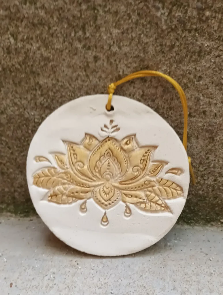 Diffuseur d'huiles essentielle et de parfums, motif lotus doré, zen, en grès blanc, céramique, diamètre 10 cm, Isabelle Morales