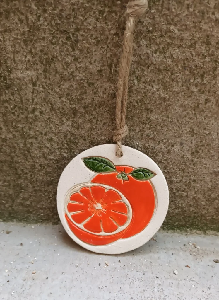 Diffuseur d'huiles essentielle et de parfums, motif fruit, orange, en grès blanc, céramique, diamètre 8 cm, Isabelle Morales