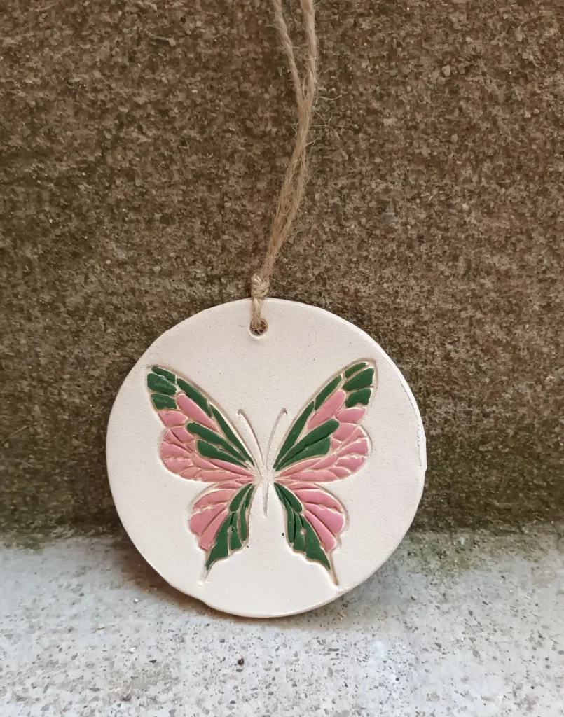 Diffuseur d'huiles essentielle et de parfums, motif papillon rose et vert, en grès blanc, céramique, diamètre 10 cm, Isabelle Morales