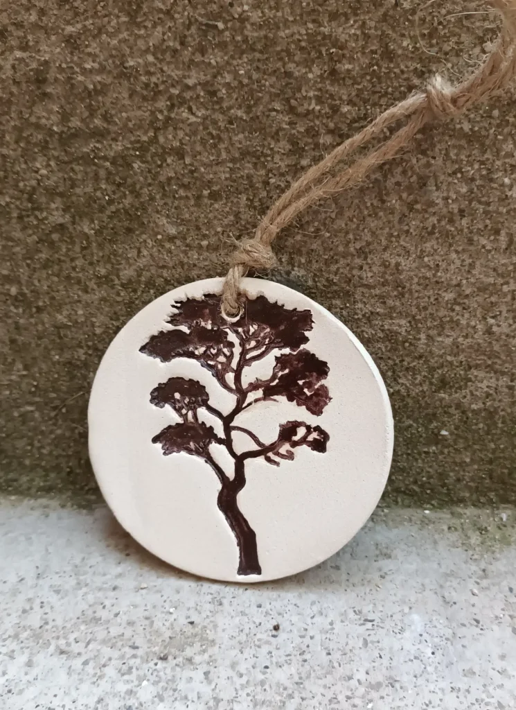 Diffuseur d'huiles essentielle et de parfums, motif arbre, pin marron, en grès blanc, céramique, diamètre 10 cm, Isabelle Morales
