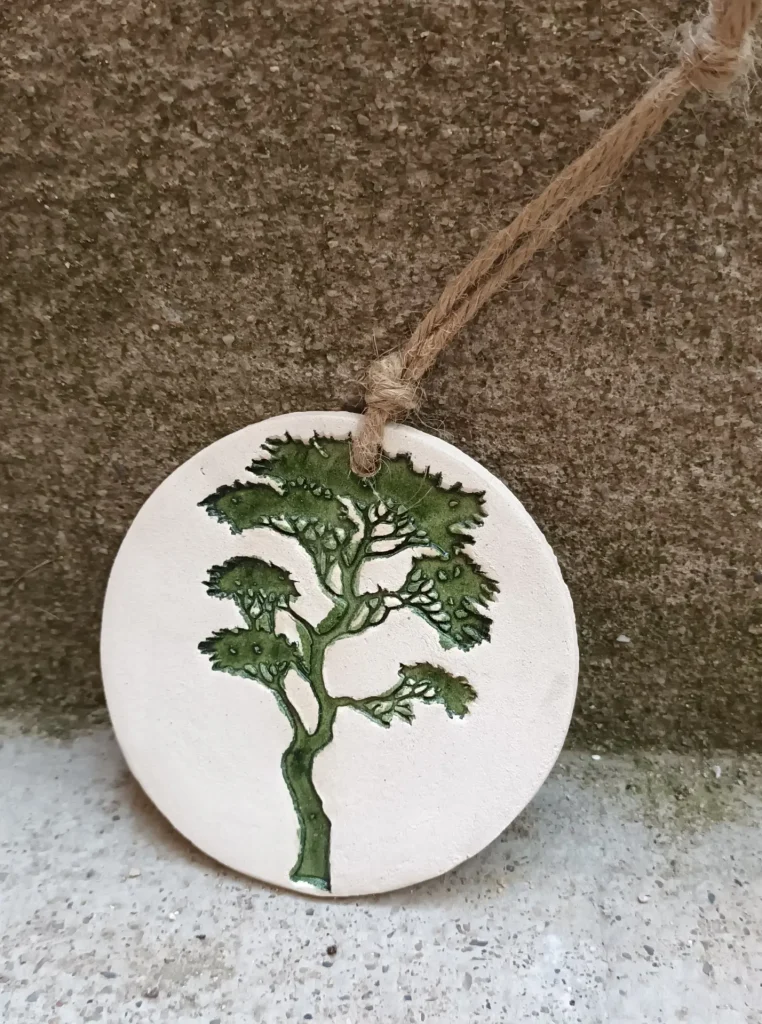 Diffuseur d'huiles essentielle et de parfums, motif arbre, pin vert, en grès blanc, céramique, diamètre 10 cm, Isabelle Morales
