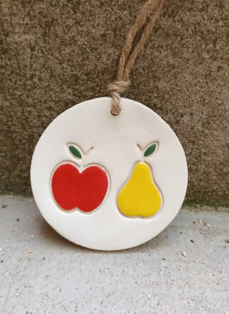 Diffuseur d'huiles essentielle et de parfums, motif fruit pomme rouge et poire jaune, en grès blanc, céramique, diamètre 10 cm, Isabelle Morales