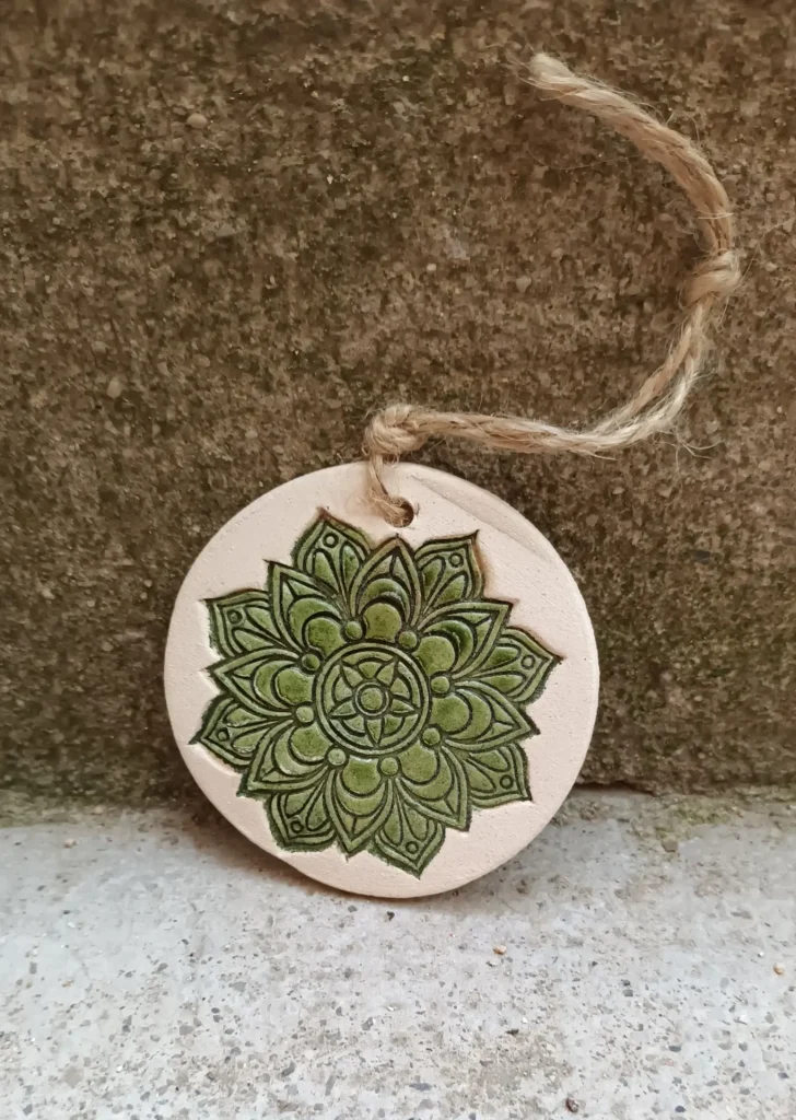 Diffuseur d'huiles essentielle et de parfums, motif rosace, mandala vert, en grès blanc, céramique, diamètre 8 cm, Isabelle Morales